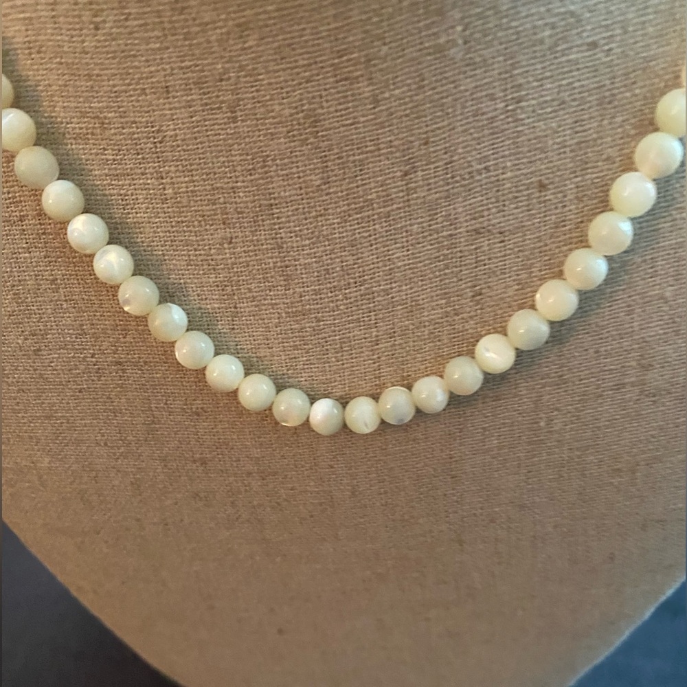 Vintage Pearl Necklace. Single strand. Beautiful Condition. 16”